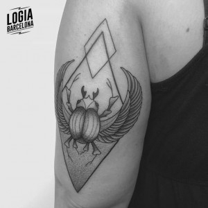 tatuaje-brazo-escarabajo-logia-barcelona-ferran-torre  